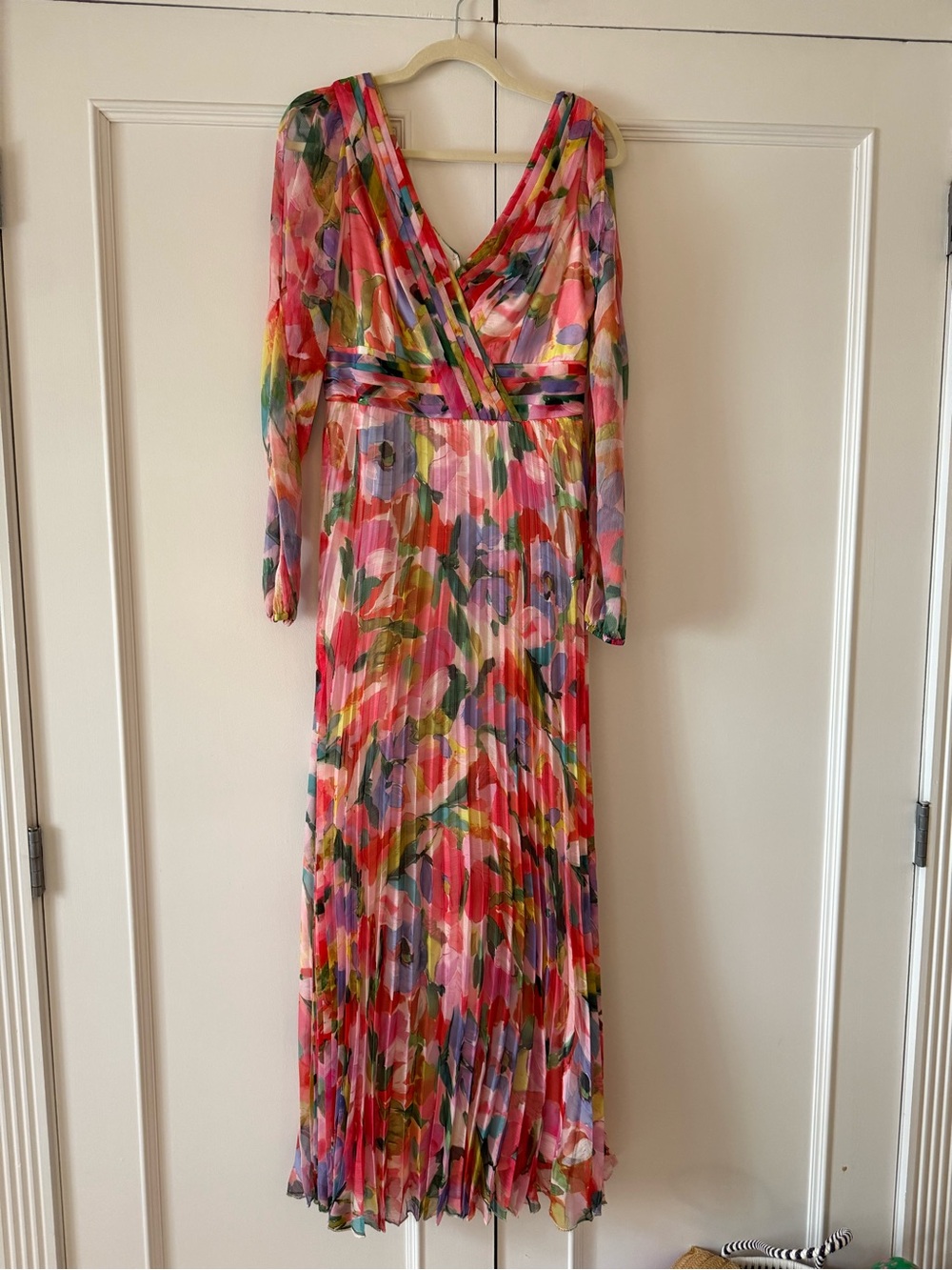 Betsy & Adam Women’s Printed V-Neck Long Sleeve Gown – Size 6
